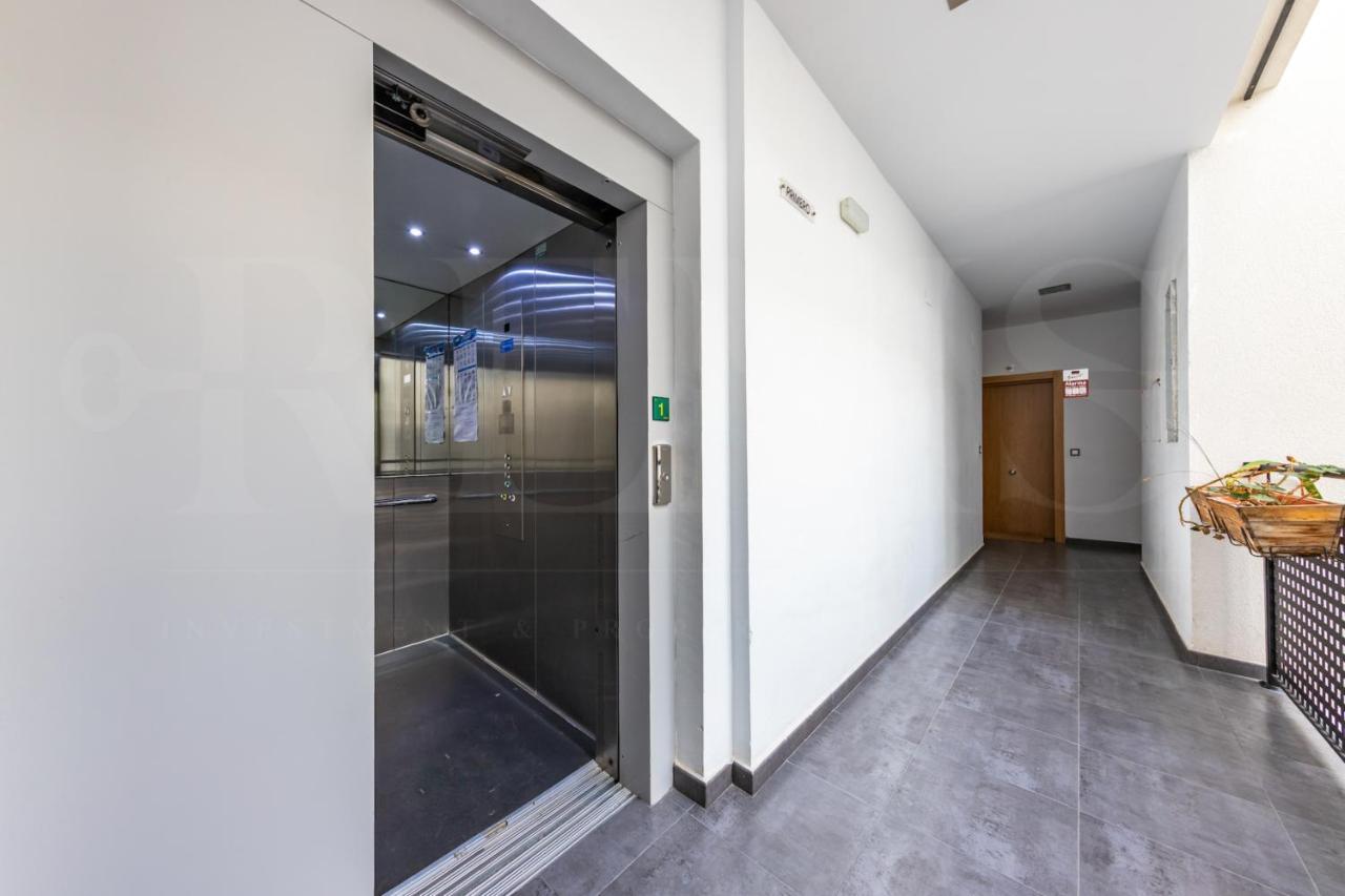 Cozy Flat With Common Pool & Parking - Center By Rems Apartment Малага Екстериор снимка